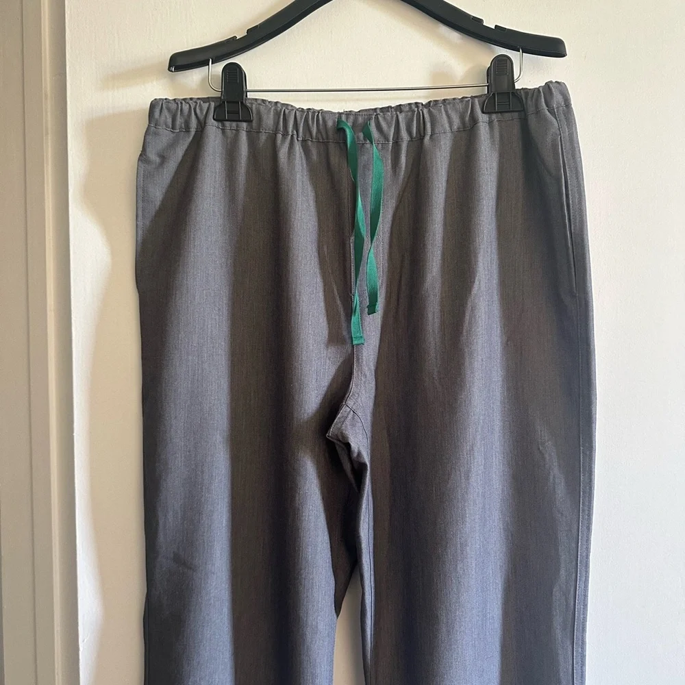 FIGS Men’s Gray Graphite Pisco Basic Scrub Pants size Large EUC